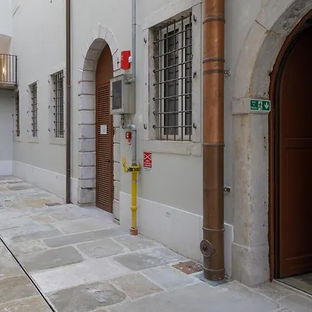 Petrarca Design Loft A *